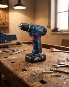 Der Bosch GBA 6 Ah Ersatzakku in einem 12V Akkuschrauber dient als Standfuß auf einer hölzernen Werkbank.